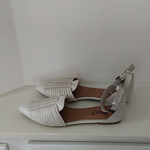 Pointed Toe Fisherman Flats with Ankle Strap ! Trendy - Picture 2 of 10